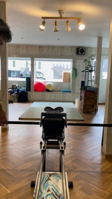 カヤックパドリング10のポイントを解説

⑨胸（トルソー）のラインとパドルは常に平行の位置関係を保ちます。同時に、胸の前の空間が潰れないように確保します。

⑩ここまでの全ての動き①〜⑨は一つの動きとして連動します。個別の動作ではなく、オーバーラップして動きます。

動画を保存して見返しながら練習してみてくださいね！

#thedock下田 #リカバリースタジオ #セルフケア #ストレッチ #ジム #shimoda #下田 #トレーニング #シーカヤック #サーフスキー #カヌースプリント #カヤック