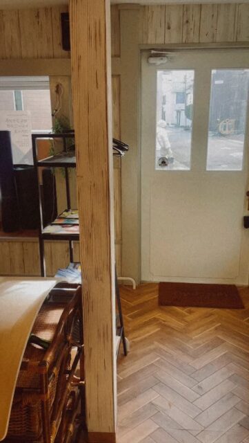 季節は冬。皆さまいかがお過ごしでしょうか。
太陽の位置が低くなり、室内の奥まで日の光が届くようになりました。
ストレッチやヨガじわりと温める🧘
バイクやカヤックで有酸素運動🚲
THE DOCKは皆さまが心地良く身体を動かせる空間を目指しています。
#thedock下田 #リカバリー #セルフケア #ストレッチ #トレーニング